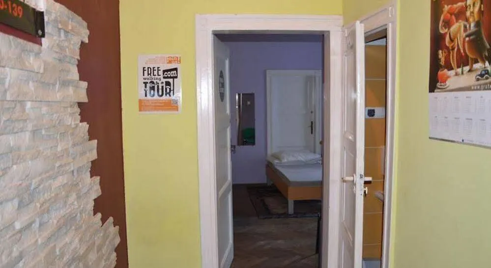 Old Walls Hostel Krasków